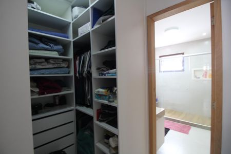 Casa de condomínio à venda com 216m², 5 quartos e 3 vagasQuarto 1 - Closet