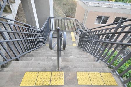 Apartamento para alugar com 45m², 2 quartos e sem vagaEscada de acesso