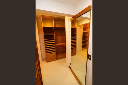 Apartamento para alugar com 565m², 3 quartos e 4 vagas Apartamento para alugar com 565m², 3 quartos e 4 vagasCloset da suíte