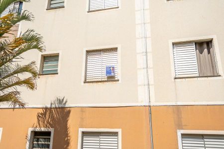 Apartamento para alugar com 50m², 2 quartos e 1 vagaFachada lateral do bloco com placa do Quinto Andar