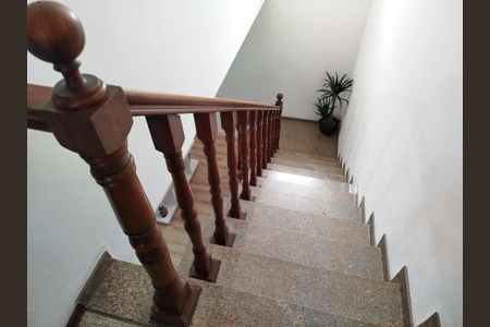 Casa à venda com 170m², 3 quartos e 2 vagas Casa à venda com 170m², 3 quartos e 2 vagasEscada