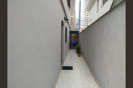 Casa à venda com 170m², 3 quartos e 2 vagas Casa à venda com 170m², 3 quartos e 2 vagasQuintal - corredor lateral