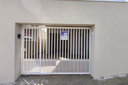 Casa à venda com 200m², 3 quartos e 3 vagas Casa à venda com 200m², 3 quartos e 3 vagasPLACA INSTALADA NA FACHADA