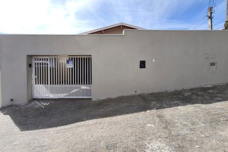 Casa à venda com 200m², 3 quartos e 3 vagas Casa à venda com 200m², 3 quartos e 3 vagasFachada