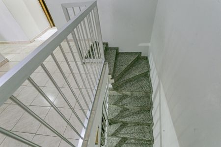 Casa à venda com 190m², 4 quartos e 2 vagas Casa à venda com 190m², 4 quartos e 2 vagasEscada