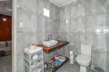 Banheiro da Suíte de casa à venda com 3 quartos, 120m² em Sarandi, Porto Alegre