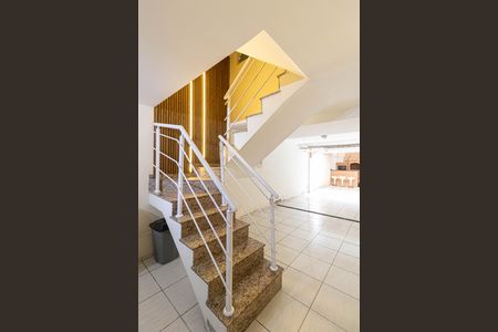 Casa para alugar com 160m², 3 quartos e 2 vagas Casa para alugar com 160m², 3 quartos e 2 vagasEscada