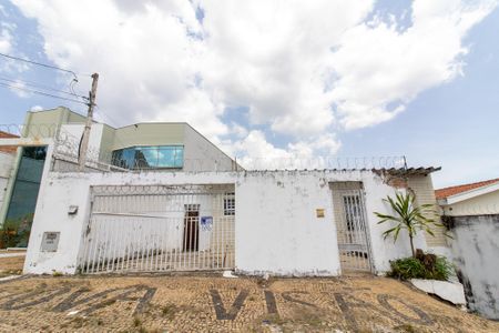 Casa à venda com 240m², 2 quartos e 1 vaga Casa à venda com 240m², 2 quartos e 1 vagaFachada