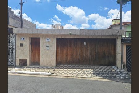 Casa para alugar com 250m², 4 quartos e 2 vagas Casa para alugar com 250m², 4 quartos e 2 vagasFachada