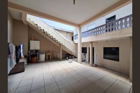 Casa para alugar com 250m², 4 quartos e 2 vagas Casa para alugar com 250m², 4 quartos e 2 vagasQuintal frente