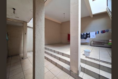 Casa para alugar com 250m², 4 quartos e 2 vagas Casa para alugar com 250m², 4 quartos e 2 vagasQuintal frente