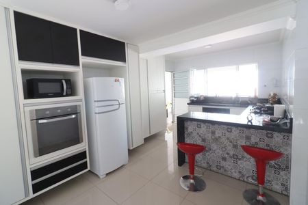 Casa à venda com 228m², 3 quartos e 2 vagasCozinha