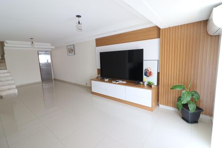 Casa à venda com 228m², 3 quartos e 2 vagasSala