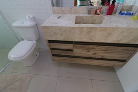 Casa à venda com 228m², 3 quartos e 2 vagasBanheiro da Suíte 1