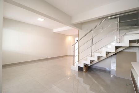 Casa de condomínio para alugar com 170m², 3 quartos e 2 vagasSala