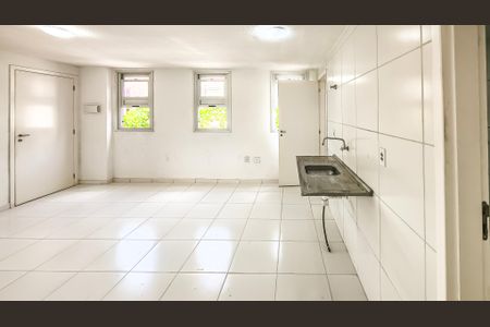 Sala/Cozinha de apartamento para alugar com 2 quartos, 53m² em Vila Natal, São Paulo