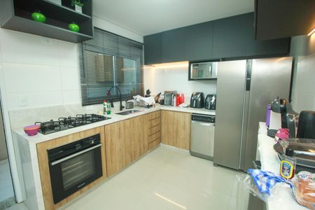 Casa à venda com 170m², 4 quartos e 2 vagas Casa à venda com 170m², 4 quartos e 2 vagasCozinha