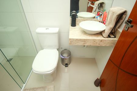 Casa à venda com 170m², 4 quartos e 2 vagas Casa à venda com 170m², 4 quartos e 2 vagasBanheiro 1