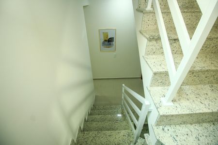 Casa à venda com 170m², 4 quartos e 2 vagas Casa à venda com 170m², 4 quartos e 2 vagasEscada