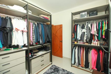 Casa à venda com 170m², 4 quartos e 2 vagas Casa à venda com 170m², 4 quartos e 2 vagasCloset