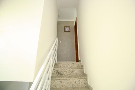 Casa à venda com 170m², 4 quartos e 2 vagas Casa à venda com 170m², 4 quartos e 2 vagasEscada