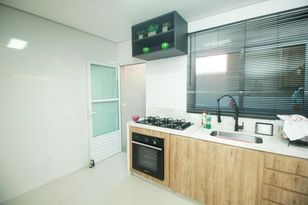 Casa à venda com 170m², 4 quartos e 2 vagas Casa à venda com 170m², 4 quartos e 2 vagasCozinha