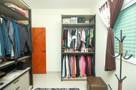 Casa à venda com 170m², 4 quartos e 2 vagas Casa à venda com 170m², 4 quartos e 2 vagasCloset