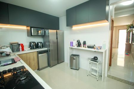 Casa à venda com 170m², 4 quartos e 2 vagas Casa à venda com 170m², 4 quartos e 2 vagasCozinha