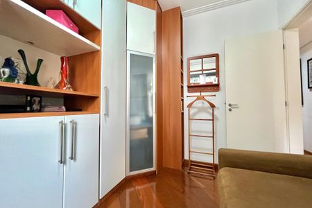 Apartamento à venda com 112m², 4 quartos e 3 vagasQuarto 2