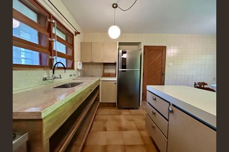 Casa de condomínio para alugar com 555m², 5 quartos e 5 vagasCozinha 