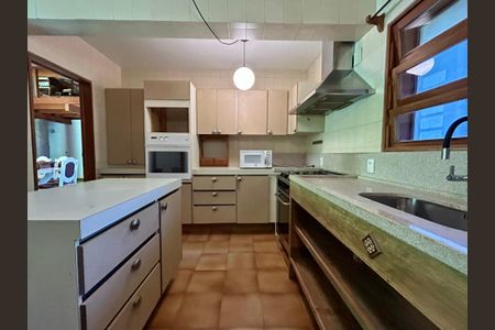 Casa de condomínio para alugar com 555m², 5 quartos e 5 vagasCozinha 