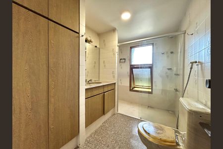 Casa de condomínio para alugar com 555m², 5 quartos e 5 vagasBanheiro Social