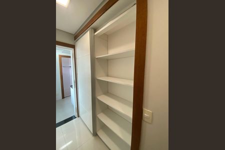 Apartamento à venda com 245m², 4 quartos e 4 vagasArmário 