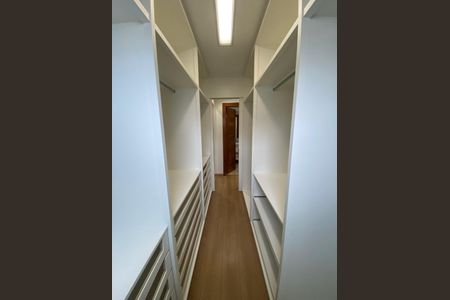 Apartamento à venda com 245m², 4 quartos e 4 vagasCloset da suíte 2