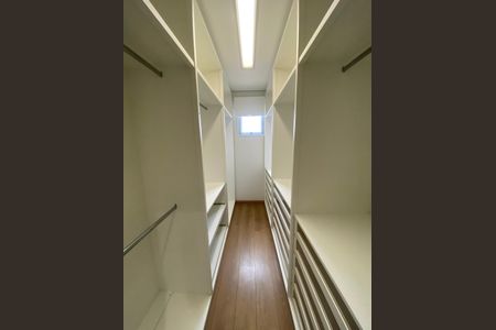 Apartamento à venda com 245m², 4 quartos e 4 vagasCloset da suíte 2