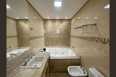 Apartamento à venda com 245m², 4 quartos e 4 vagasBanheiro da suíte 2