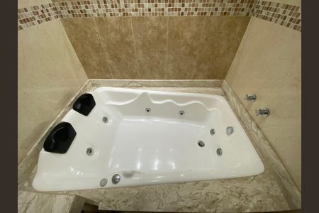 Apartamento à venda com 245m², 4 quartos e 4 vagasBanheira da suíte 2