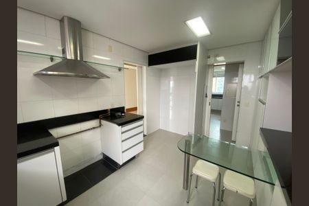 Apartamento à venda com 245m², 4 quartos e 4 vagasCozinha