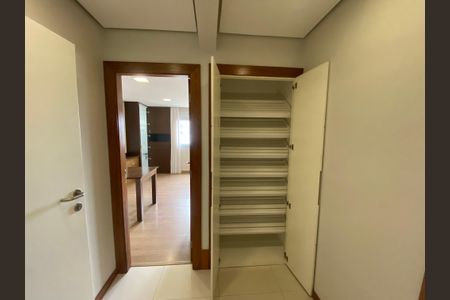 Apartamento à venda com 245m², 4 quartos e 4 vagasArmário 