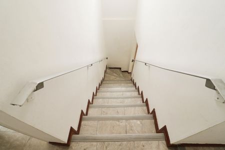 Casa para alugar com 300m², 3 quartos e 2 vagas Casa para alugar com 300m², 3 quartos e 2 vagasEscada