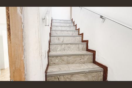 Casa para alugar com 156m², 4 quartos e 2 vagasEscada