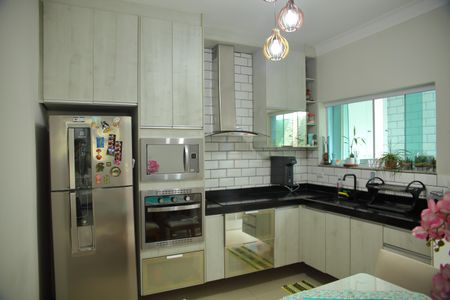 Casa à venda com 150m², 2 quartos e 2 vagasCozinha 