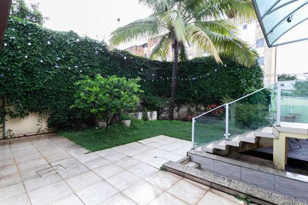 Casa à venda com 326m², 4 quartos e 4 vagasQuintal