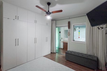 Casa à venda com 326m², 4 quartos e 4 vagasSuíte 2