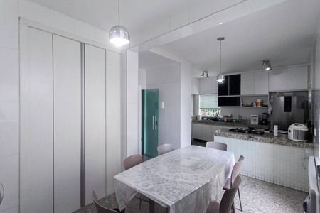 Casa à venda com 326m², 4 quartos e 4 vagasCozinha