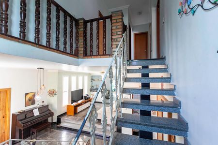 Casa à venda com 326m², 4 quartos e 4 vagasEscada