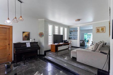 Casa à venda com 326m², 4 quartos e 4 vagasSalas 1 e 2