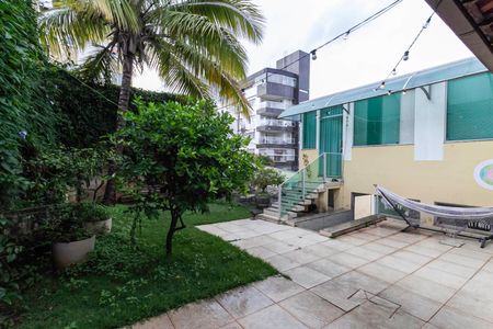 Casa à venda com 326m², 4 quartos e 4 vagasQuintal