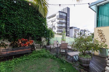 Casa à venda com 326m², 4 quartos e 4 vagasQuintal