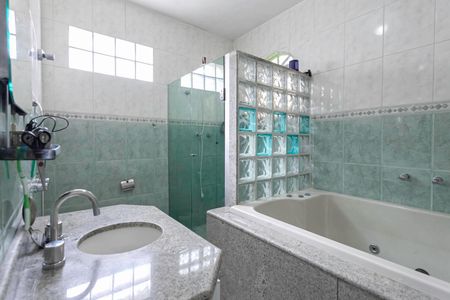 Casa à venda com 326m², 4 quartos e 4 vagasBanheiro da Suíte 2